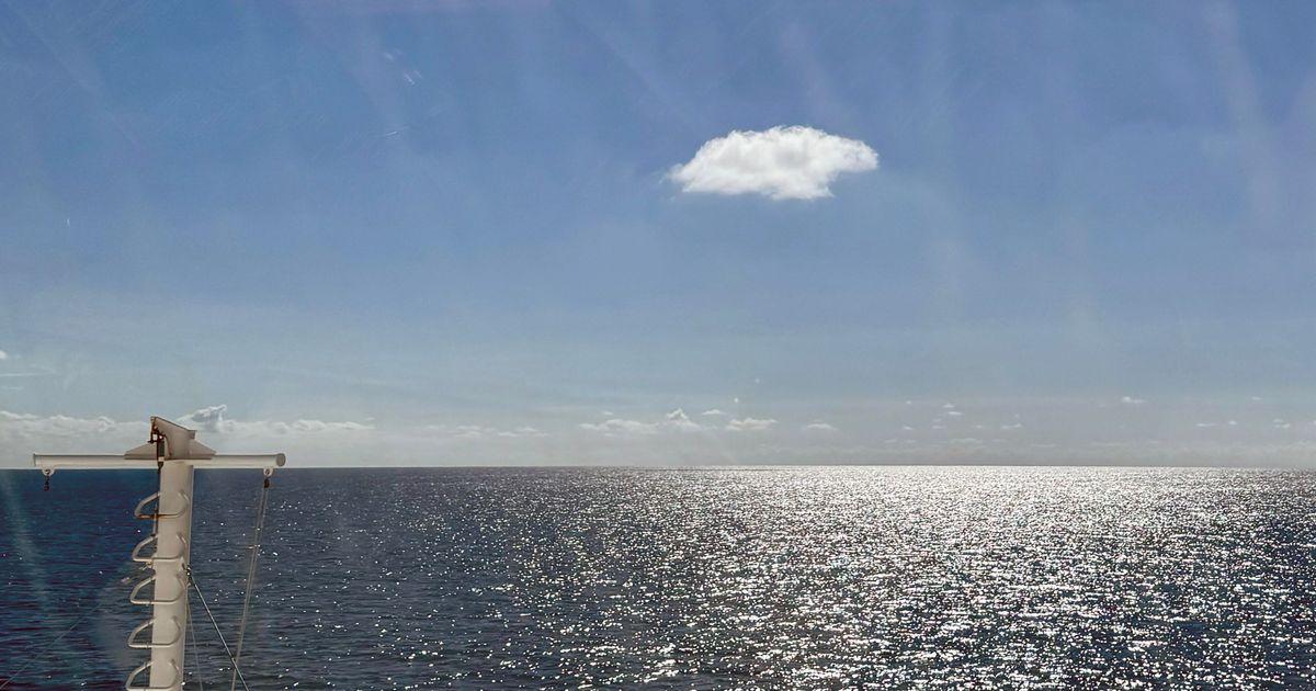 Sħaba fuq il-baħar, arblu fuq vapur. Il-veduta minn fuq il-vapur innifsu.