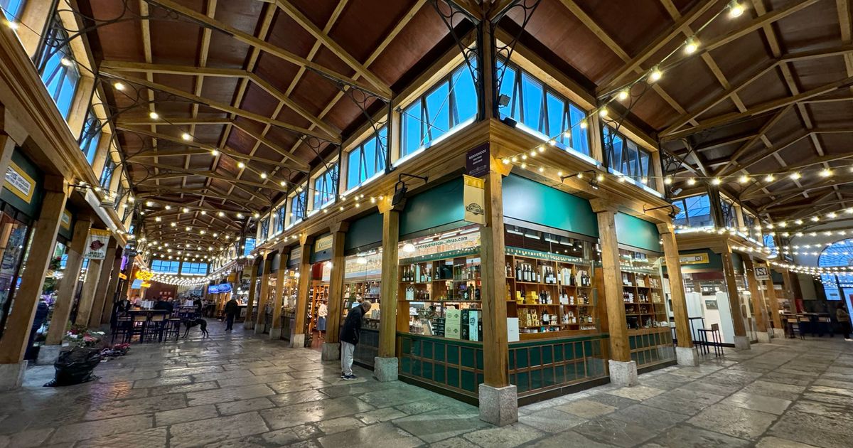 Shopping arcade minn ġewwa, saqaf tal-injam.