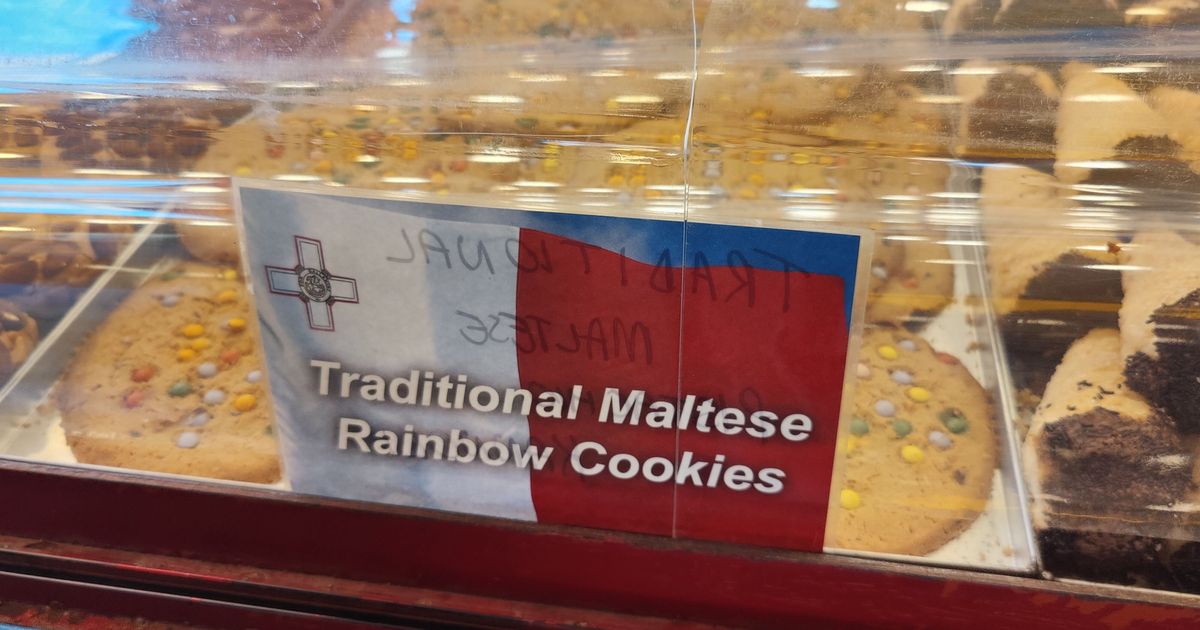 Gallettini f'vetrina bil-kliem “traditional rainbow cookies”.