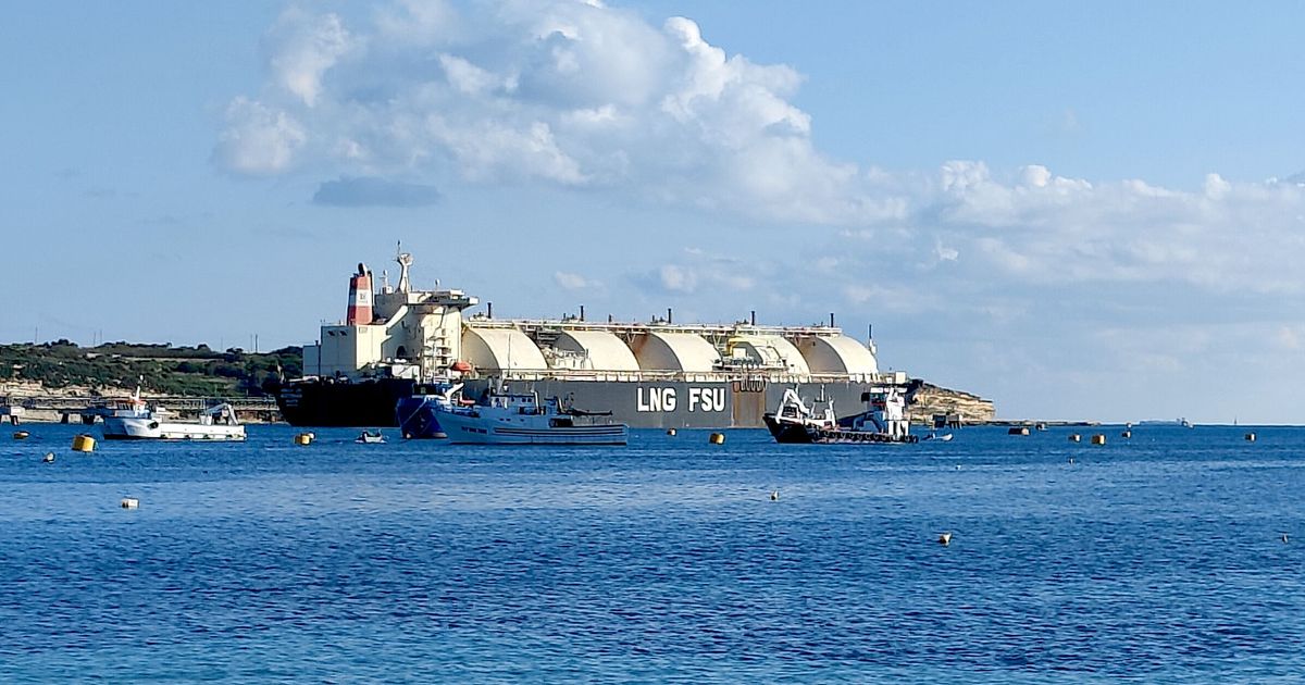 Tanker bil-kliem LNG FSU mal-ġenb.