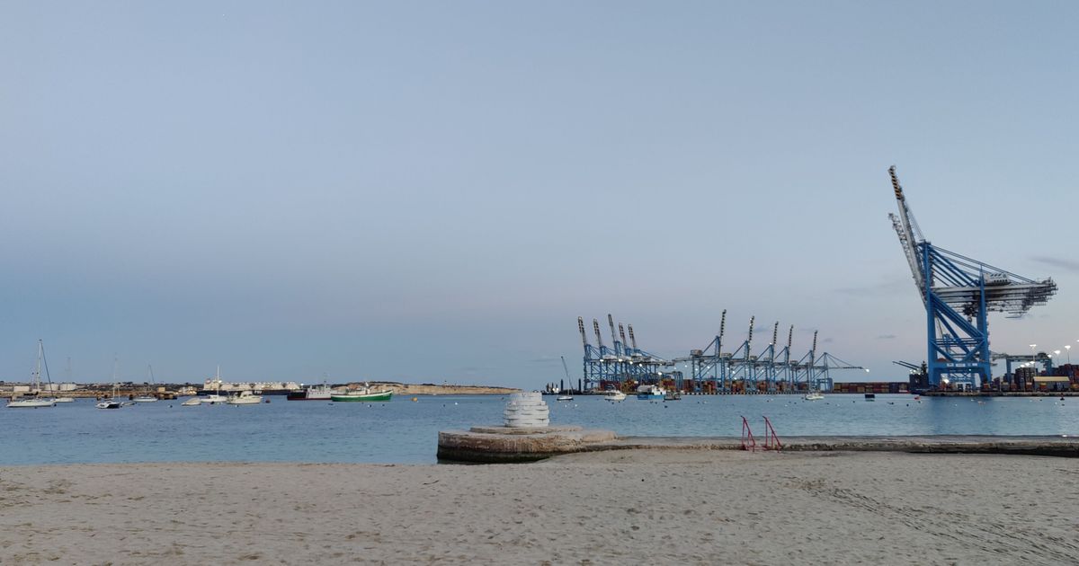 Ramla, baħar u krejnijiet fl-isfond.