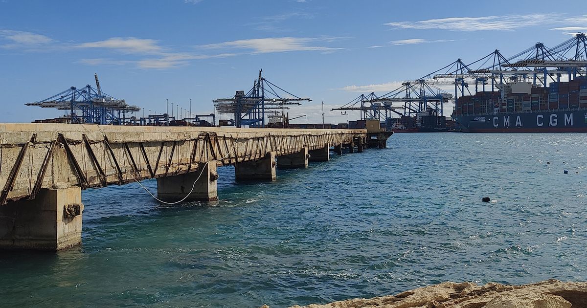 Pont ħiereġ il-barra fuq il-baħar u fl-isfond krejnijiet.