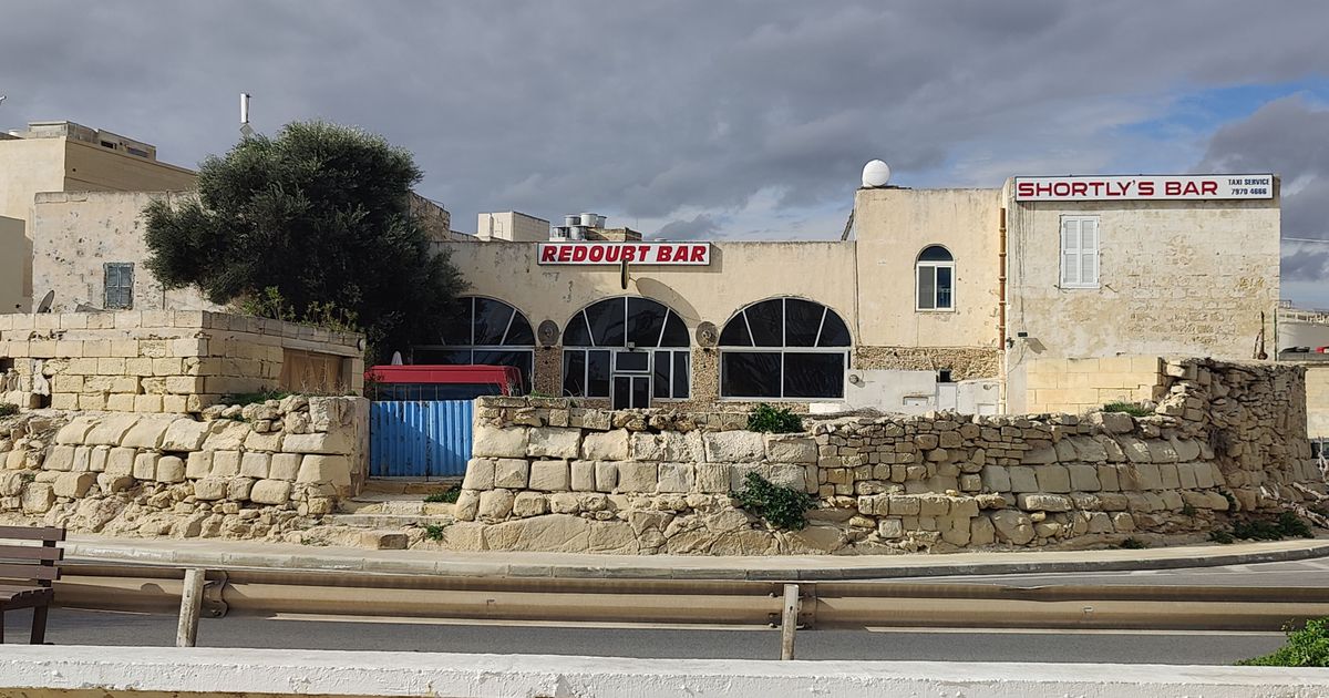 Bar mibni ġo fortifikazzjoni, bl-ismijiet “Redoubt Bar” u “Shortly Bar”.