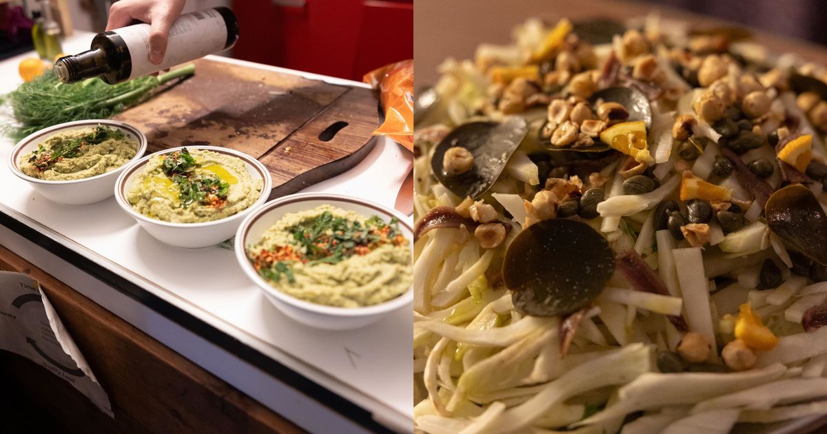 Żewġ ritratti ta' insalata fi platt.