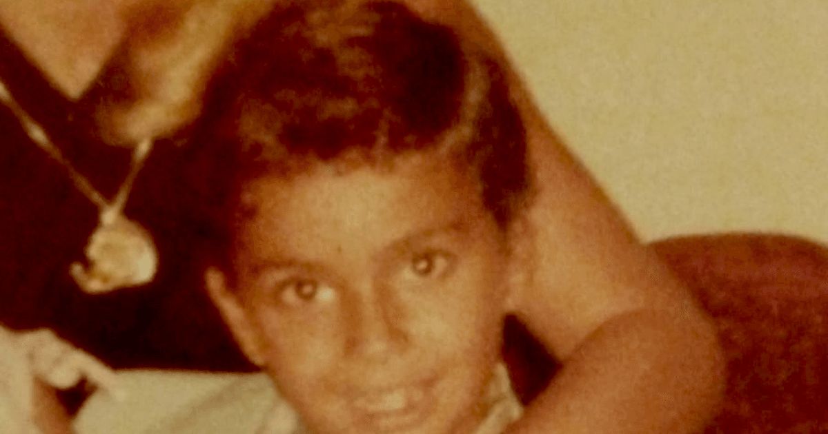 Tifel liebes libsa bajda, u mara tgħannqu.