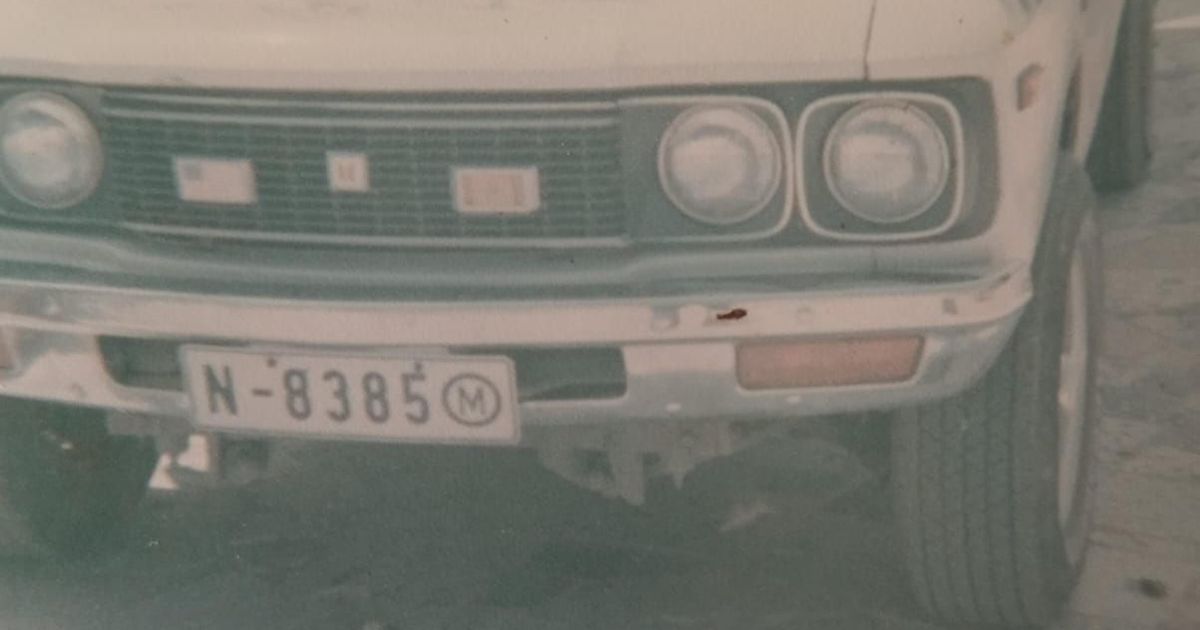 Pick-up abjad b’number plate antika bi stampa ta’ ċiemel sprejjat fuq il-bonnet.