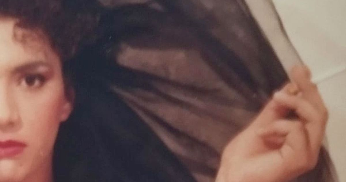 Mara b'xagħarha goff u sigarett.